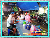 ชาวระนองนั่งทานกาแฟในตลาดสดระนอง